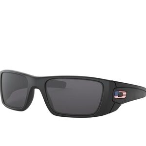 Oakley Men's Fuel Cell USA Flag Detail
Rectangle Sunglasses with case